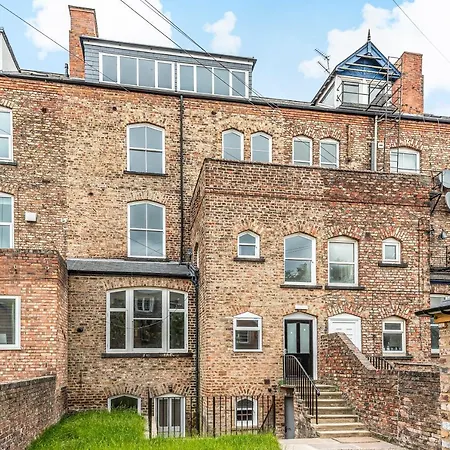 Wonderful Pet Friendly One Bed In Great For Couples Or Friends With A Pull Out Comfortable Sofa Bed Right On The River Ouze With A Private Courtyard Apartment York