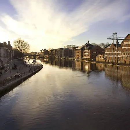 Wonderful Pet Friendly One Bed In Great For Couples Or Friends With A Pull Out Comfortable Sofa Bed Right On The River Ouze With A Private Courtyard * York