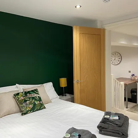Wonderful Pet Friendly One Bed In Great For Couples Or Friends With A Pull Out Comfortable Sofa Bed Right On The River Ouze With A Private Courtyard *
