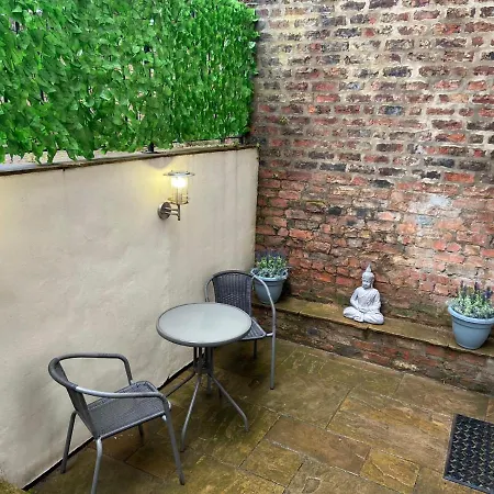 Wonderful Pet Friendly One Bed In Great For Couples Or Friends With A Pull Out Comfortable Sofa Bed Right On The River Ouze With A Private Courtyard Apartment York