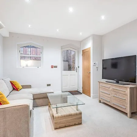Wonderful Pet Friendly One Bed In Great For Couples Or Friends With A Pull Out Comfortable Sofa Bed Right On The River Ouze With A Private Courtyard *