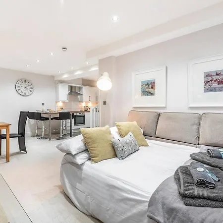 Lägenhet Wonderful Pet Friendly One Bed In Great For Couples Or Friends With A Pull Out Comfortable Sofa Bed Right On The River Ouze With A Private Courtyard York