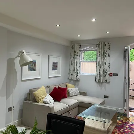 Lägenhet Wonderful Pet Friendly One Bed In Great For Couples Or Friends With A Pull Out Comfortable Sofa Bed Right On The River Ouze With A Private Courtyard *